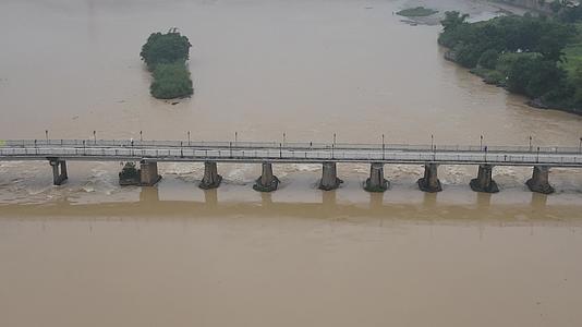 航拍南方汛期洪水中的桥梁视频的预览图
