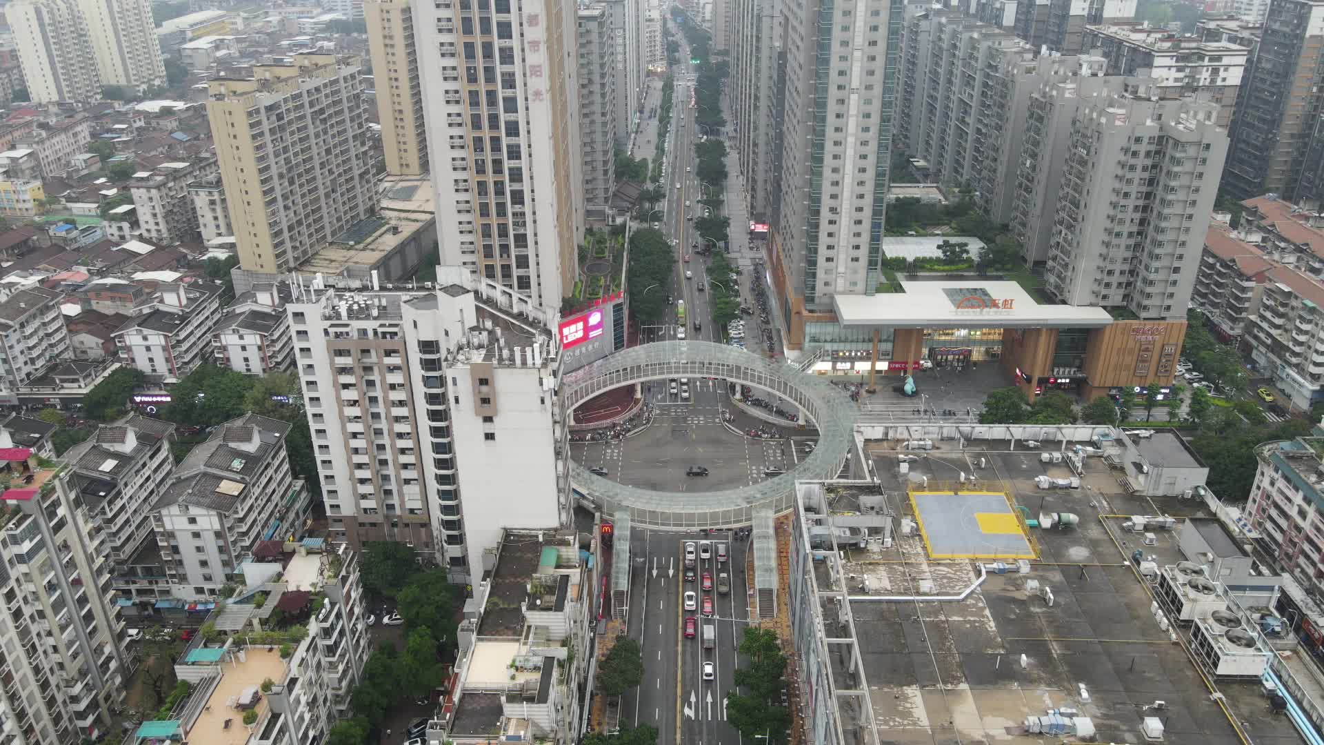 航拍城市高架人行天桥视频的预览图