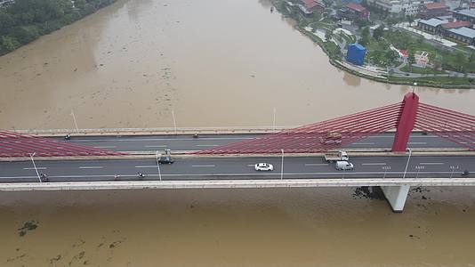 航拍洪水中的福建漳州大桥视频的预览图