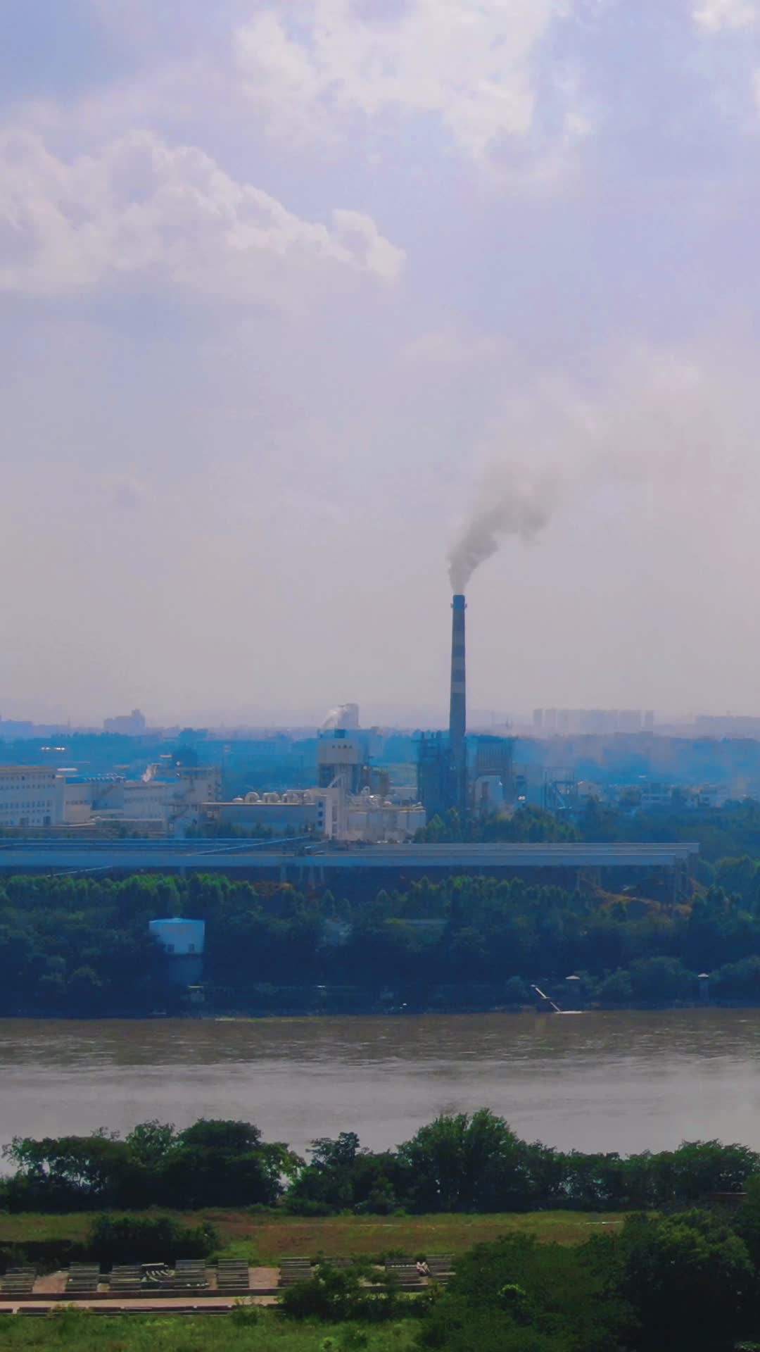 航拍工业生产烟囱炊烟竖屏视频视频的预览图