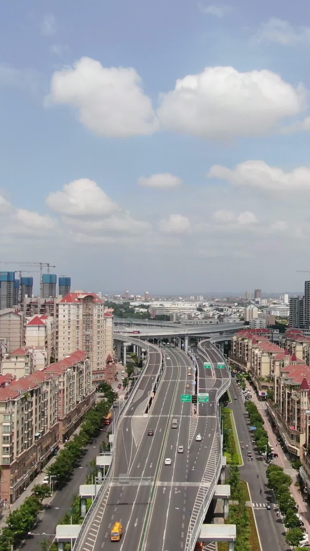 航拍城市道路交通竖屏视频的预览图