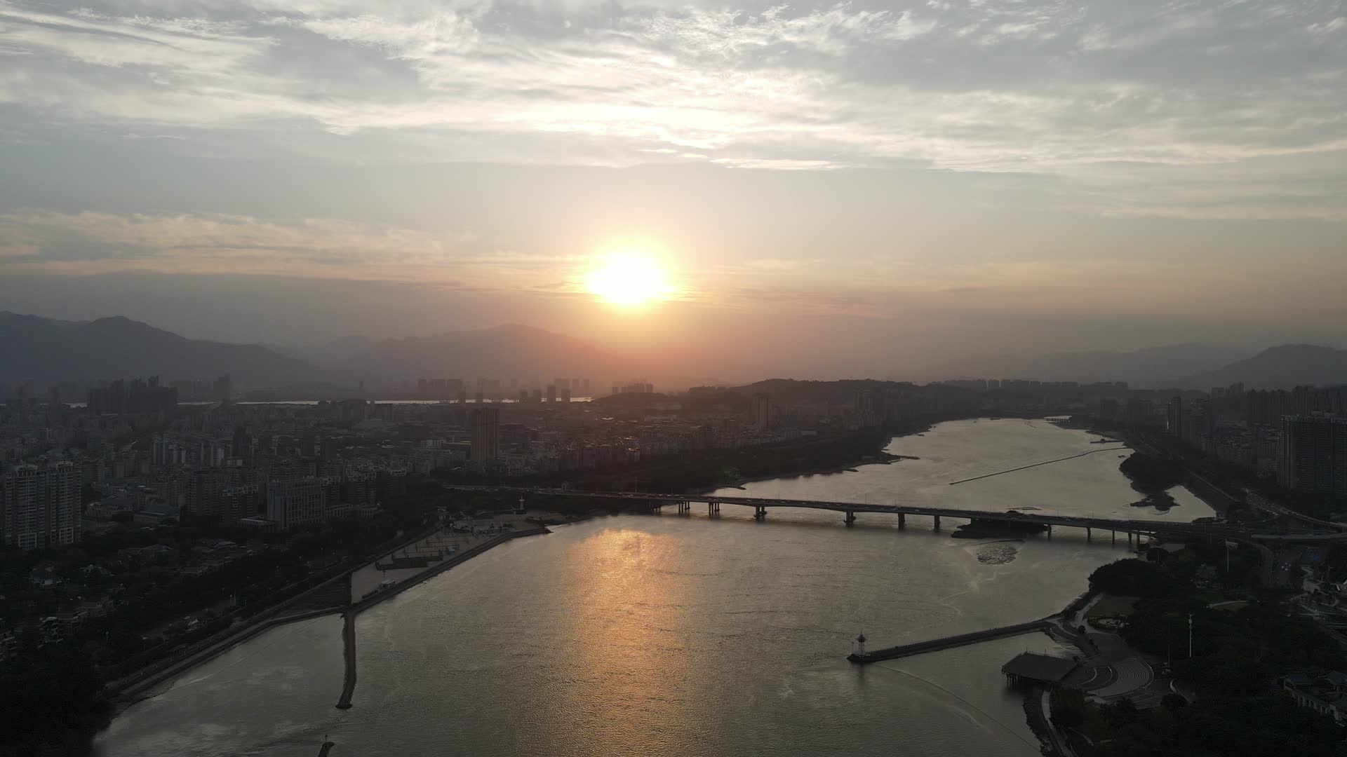 航拍福建福州城市日落晚霞视频的预览图