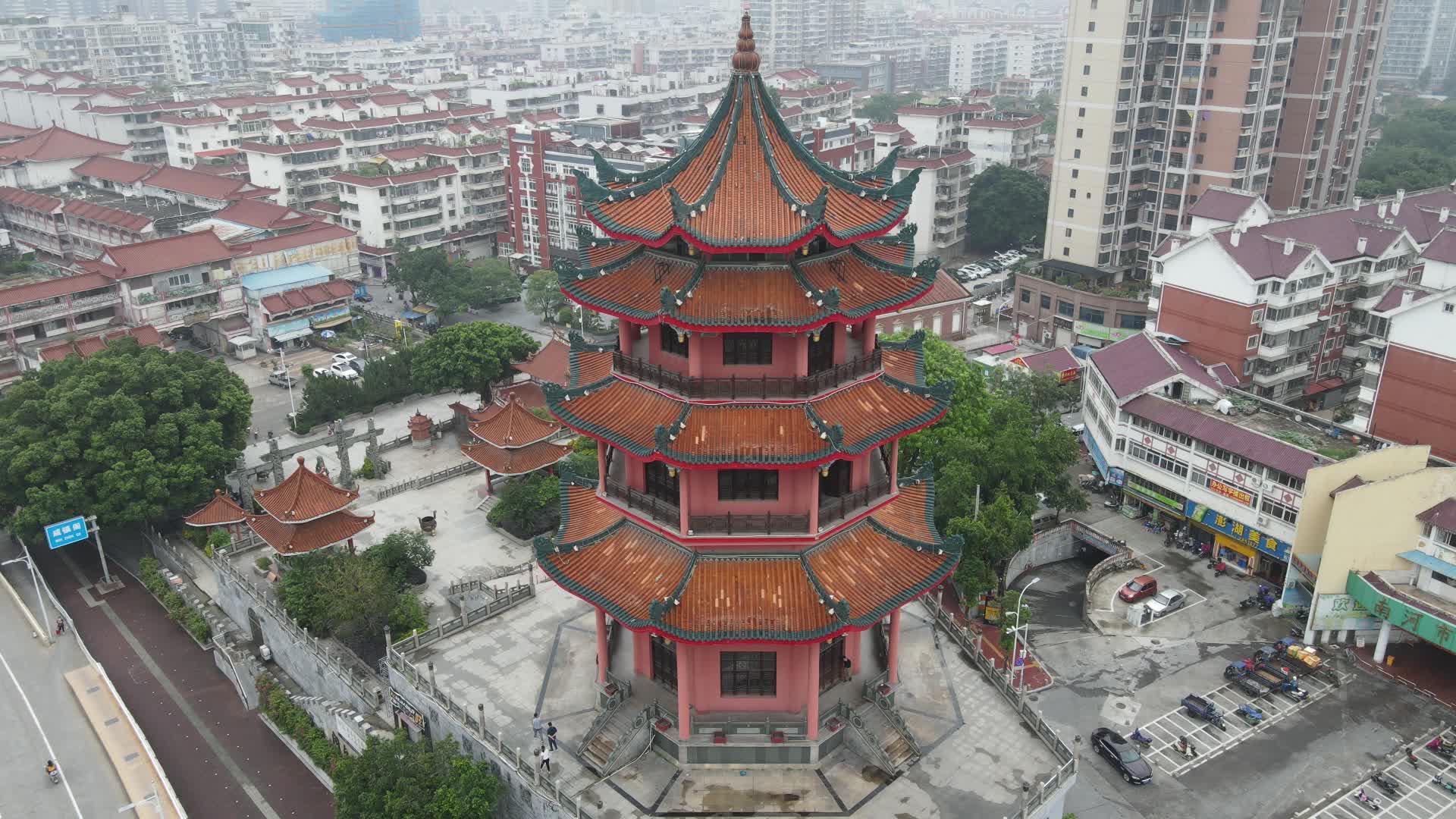 航拍福建漳州威镇阁历史文物建筑视频的预览图