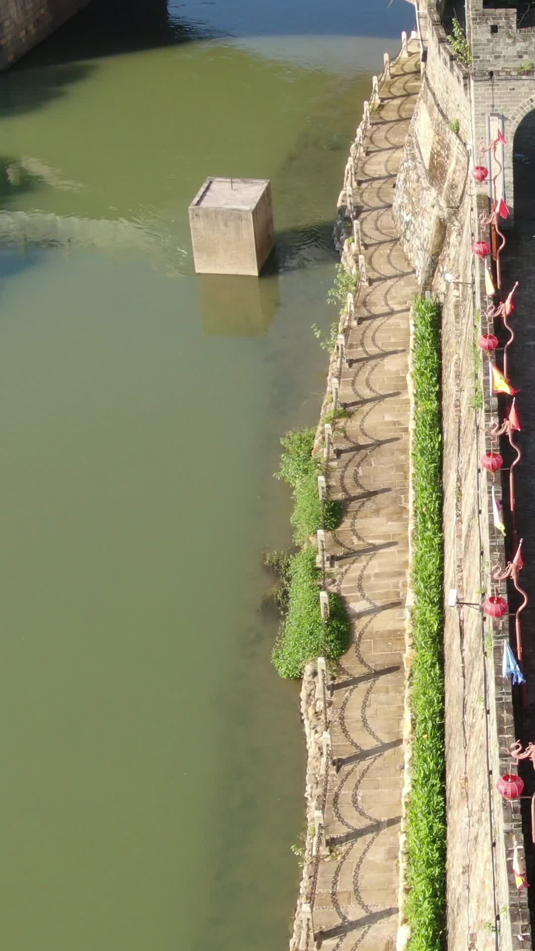 航拍福建汀州古城古城墙竖屏视频视频的预览图
