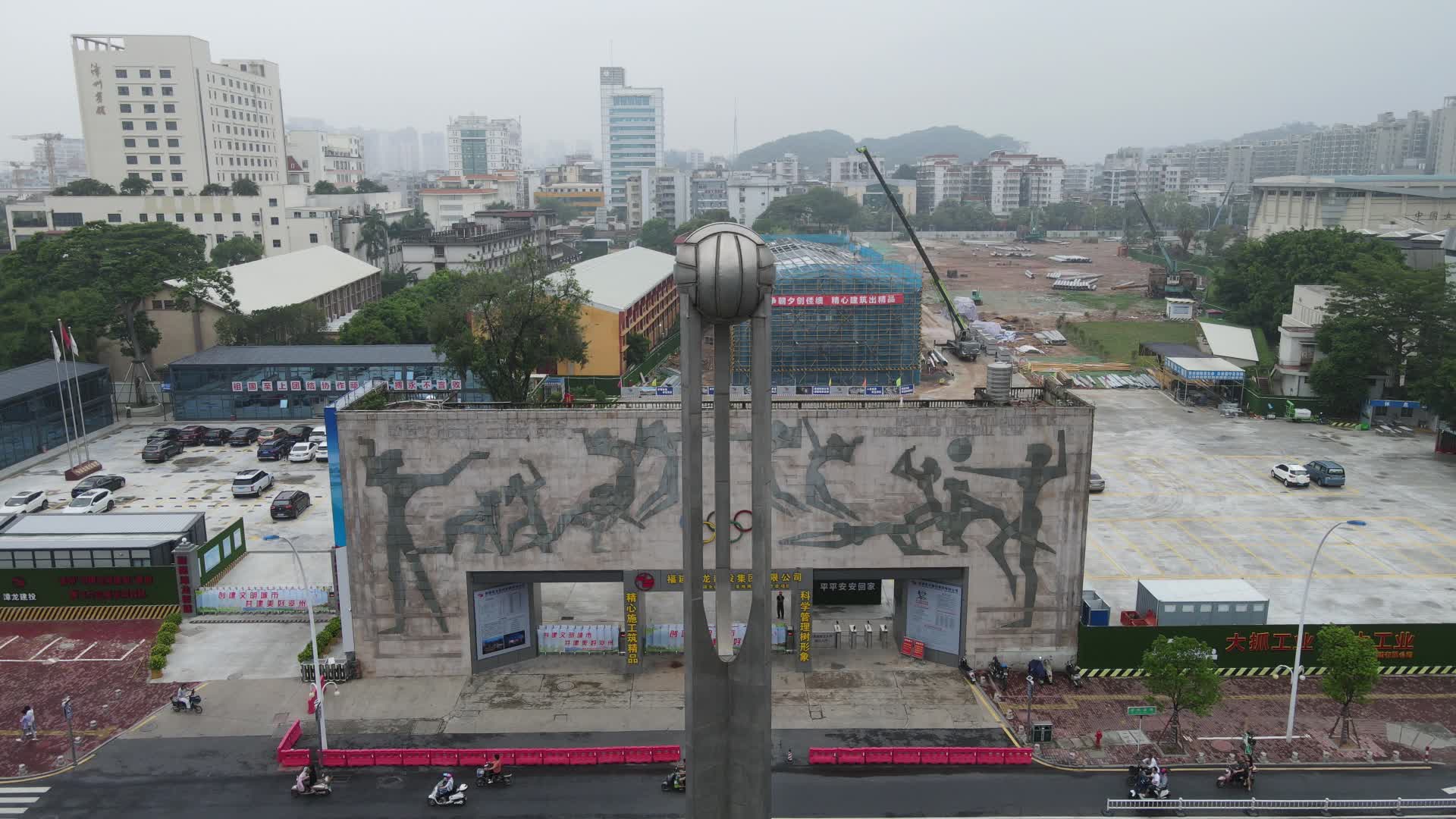 航拍漳州中国女排三连冠塑像视频的预览图