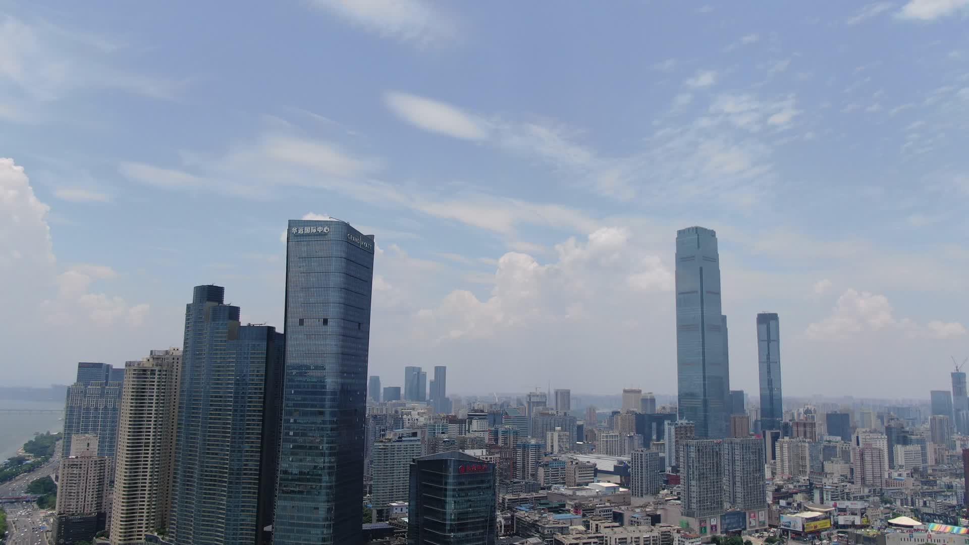 航拍湖南长沙国金中心第一高楼视频的预览图