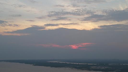 航拍日落夕阳西下天际线视频的预览图