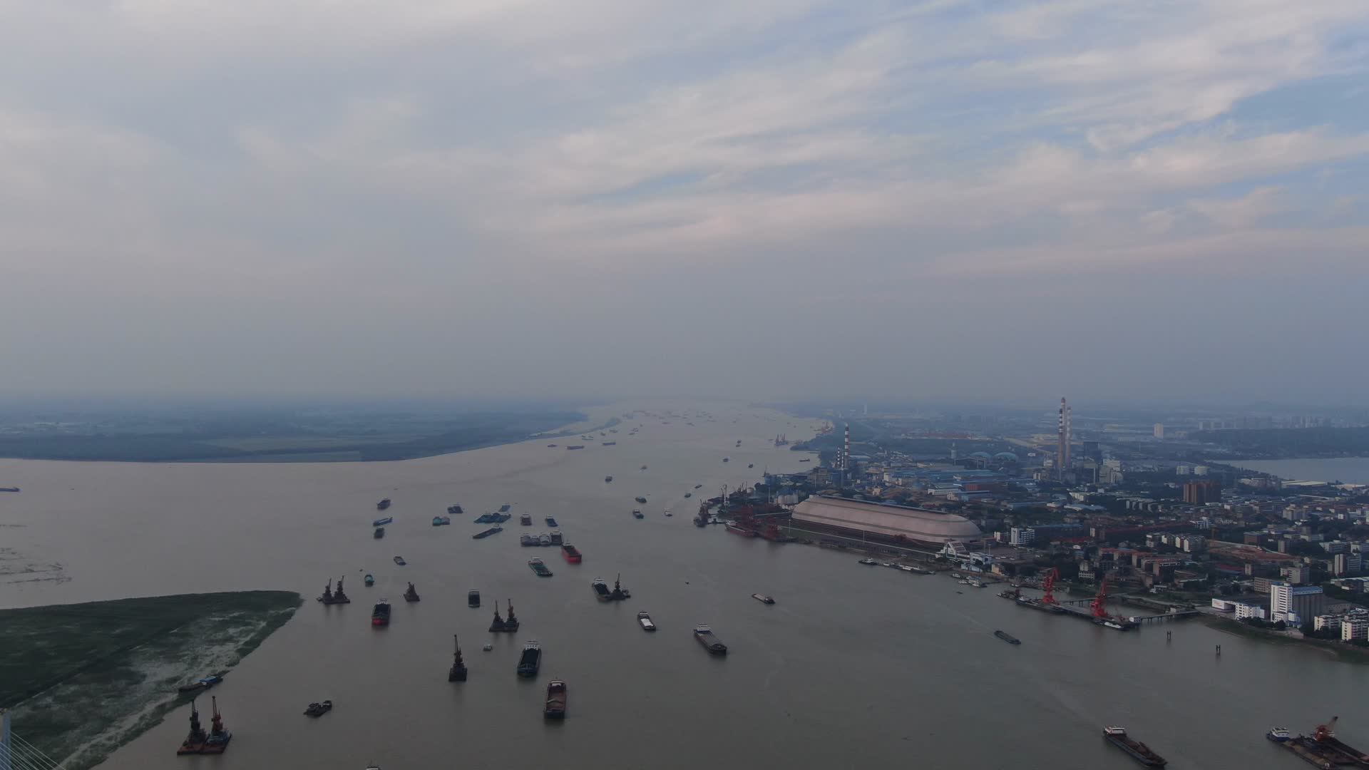 航拍长江洞庭湖货船运输视频的预览图
