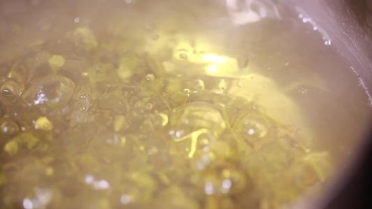 熬汤炖煮绿豆汤视频的预览图