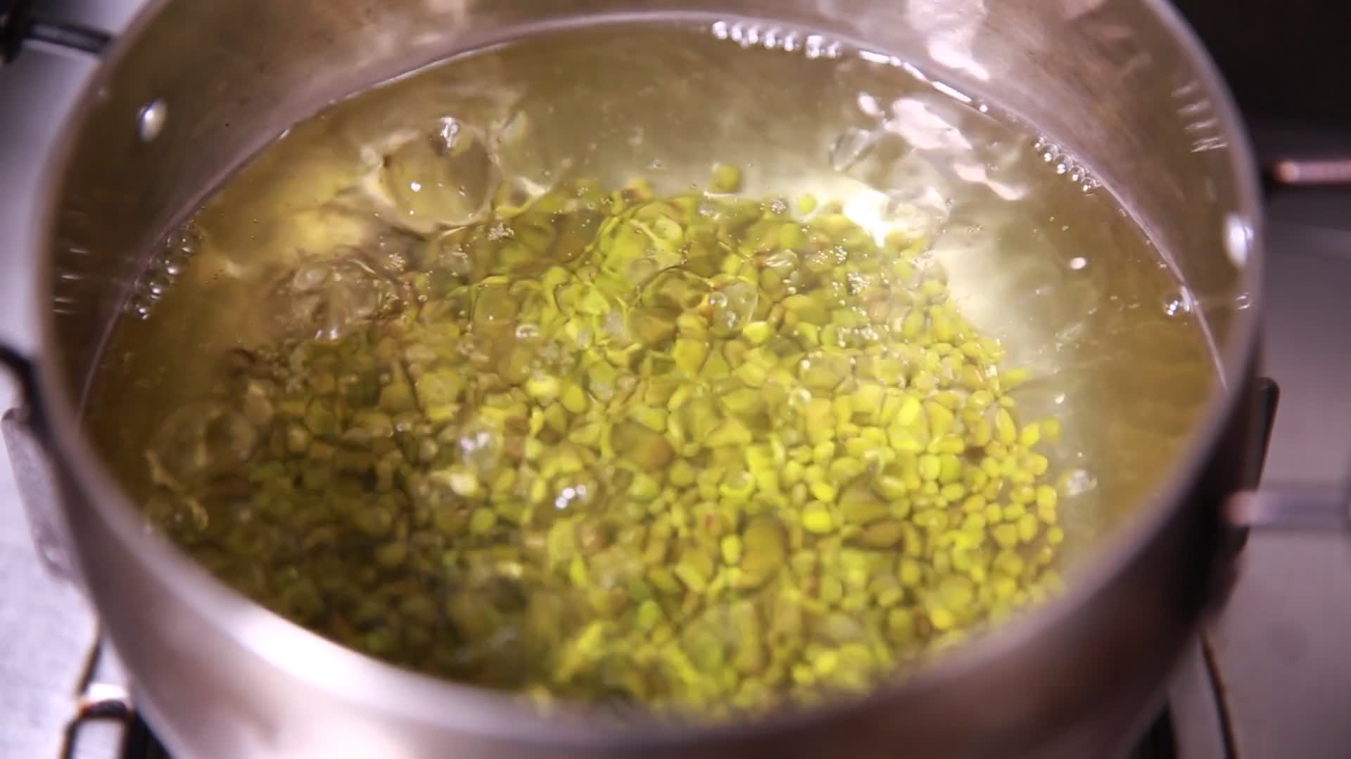 熬汤炖煮绿豆汤视频的预览图