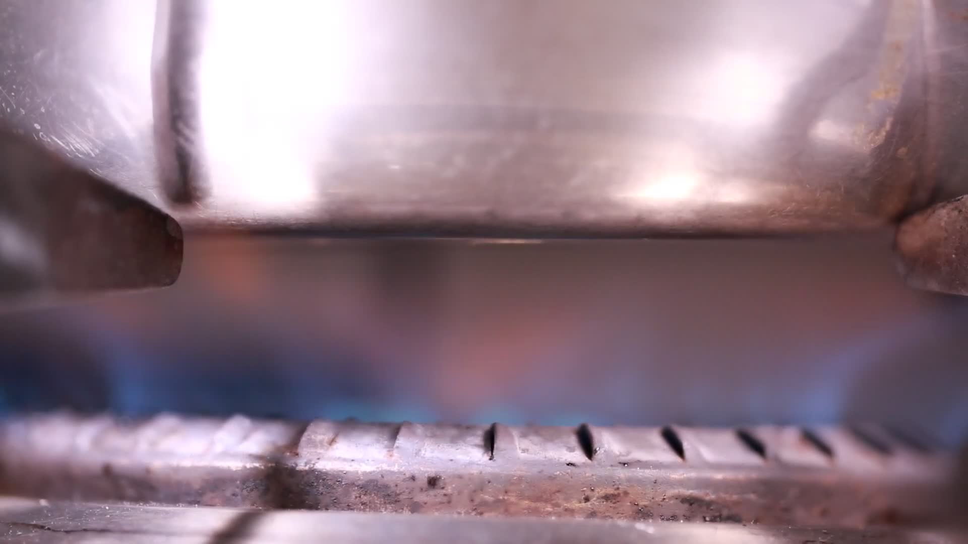 厨具锅煤气开火炖煮视频的预览图