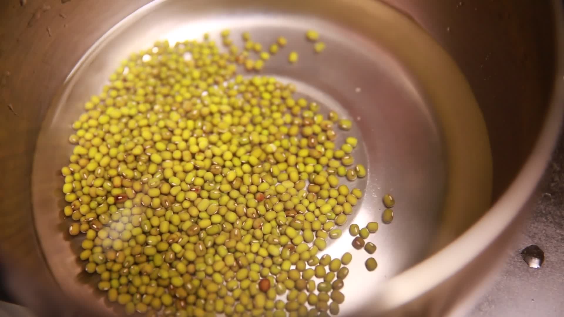 清洗浸泡绿豆视频的预览图