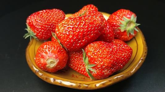 新鲜健康生态有机草莓美食蔬果视频的预览图