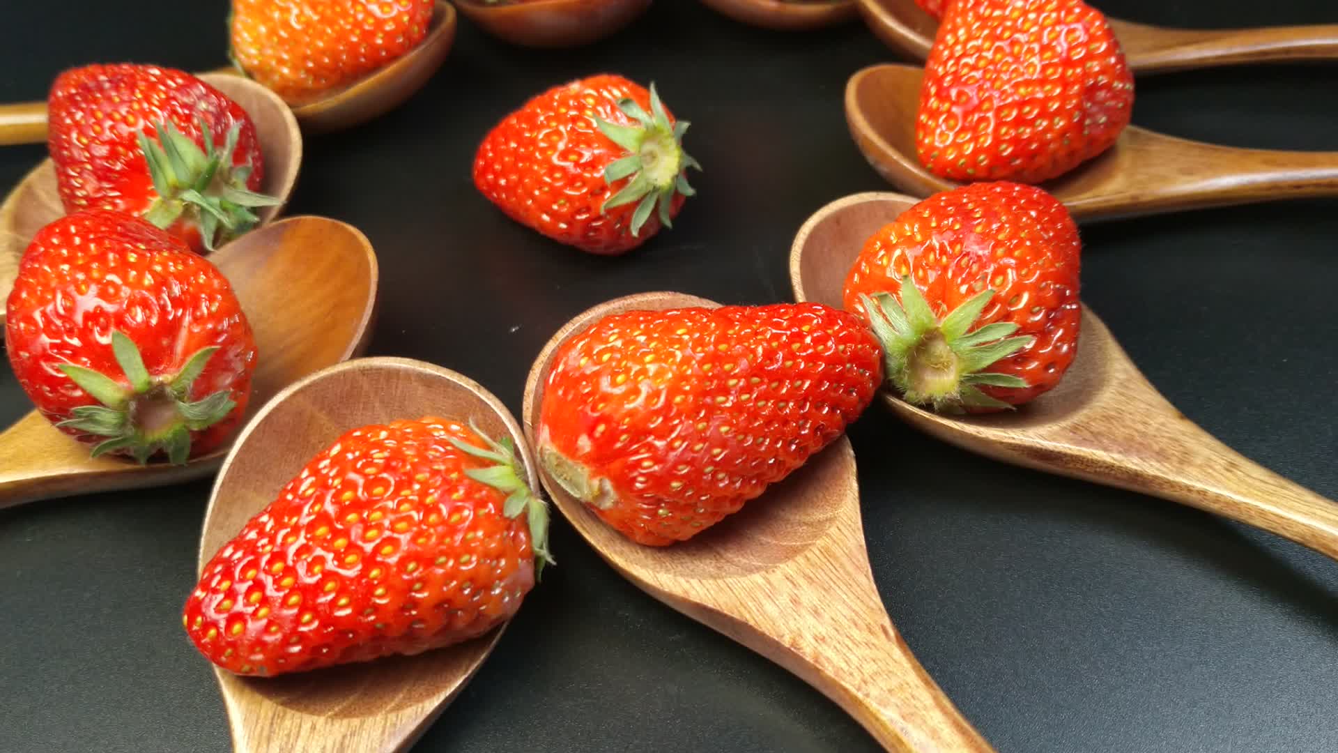 新鲜健康生态有机草莓美食蔬果视频的预览图