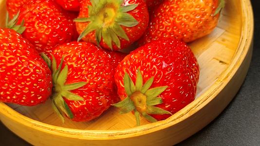 新鲜健康生态有机草莓美食蔬果4K视频拍摄视频的预览图