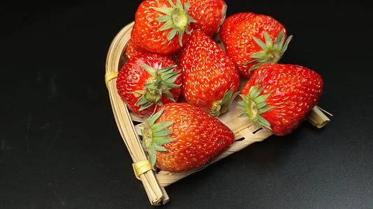 新鲜健康生态有机草莓美食蔬果4K视频拍摄视频的预览图