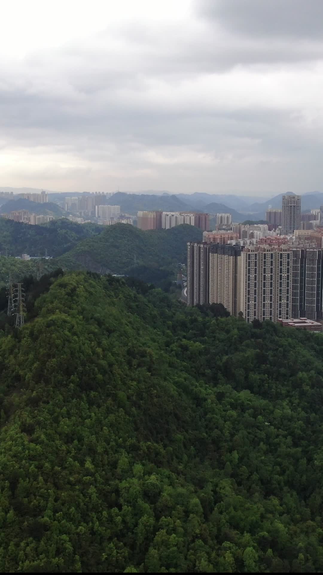 贵州贵阳山城竖屏航拍视频视频的预览图