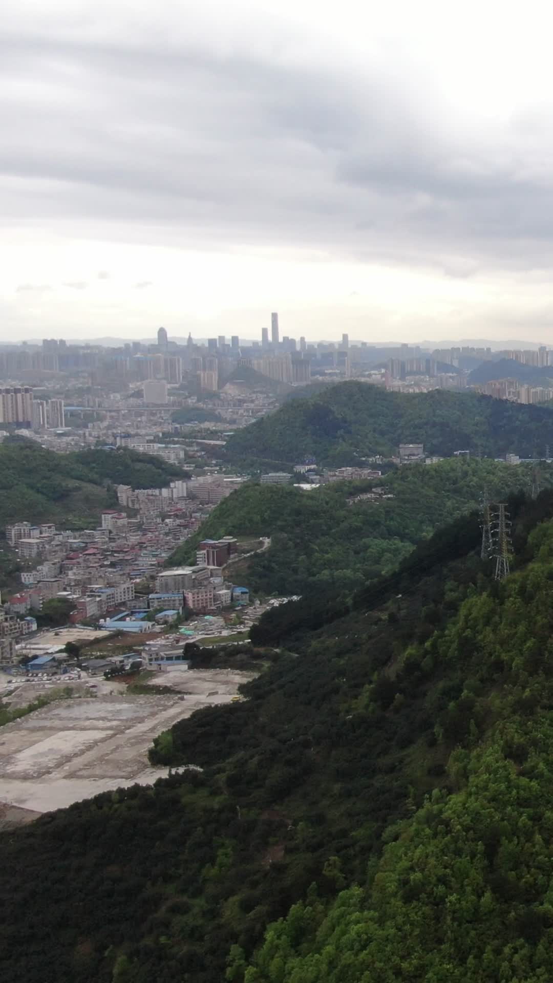 航拍贵州贵阳山城城市风景竖屏视频视频的预览图