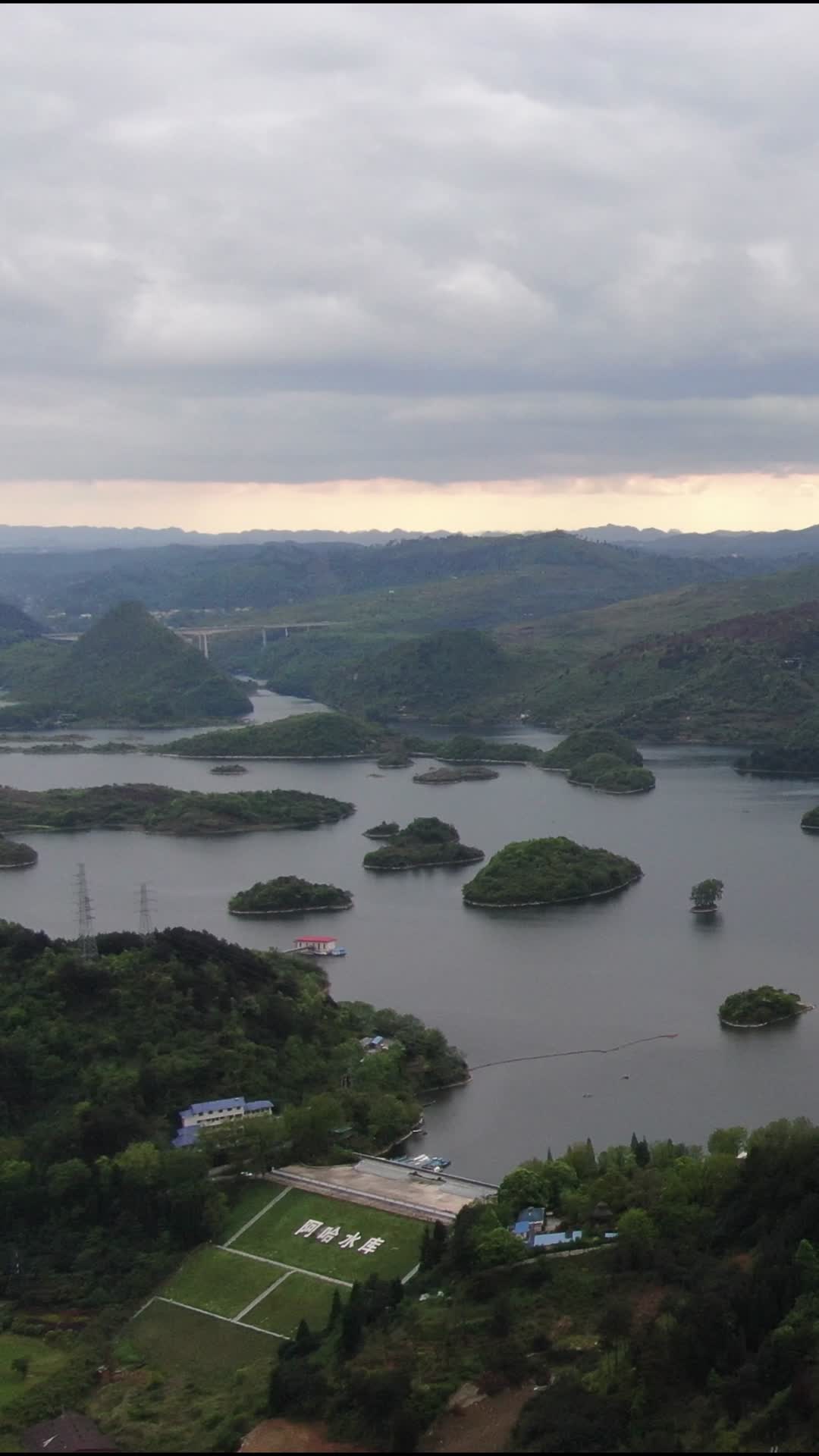 航拍贵州贵阳阿哈湖景区视频的预览图