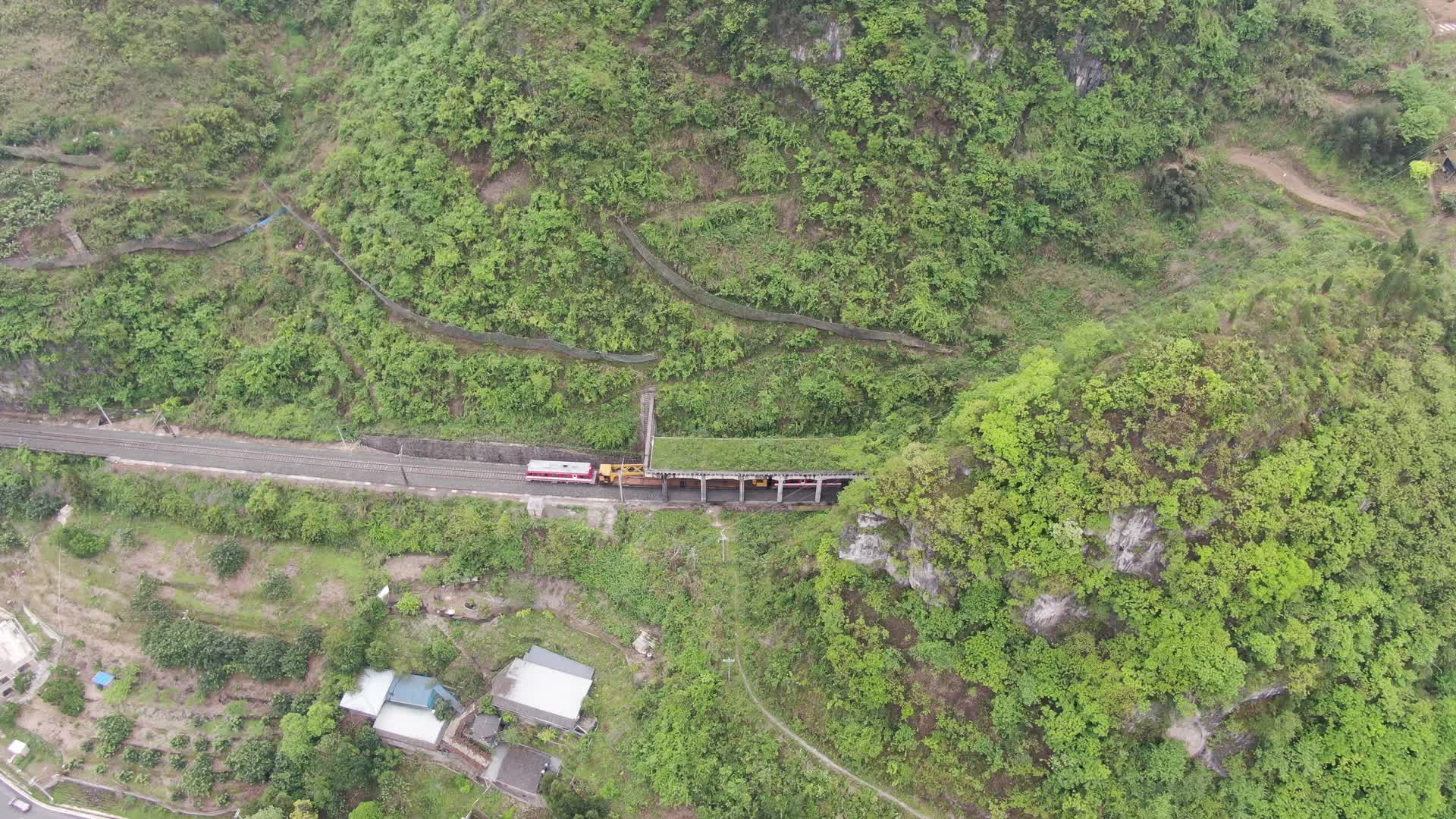 航拍火车行驶出隧道口视频的预览图