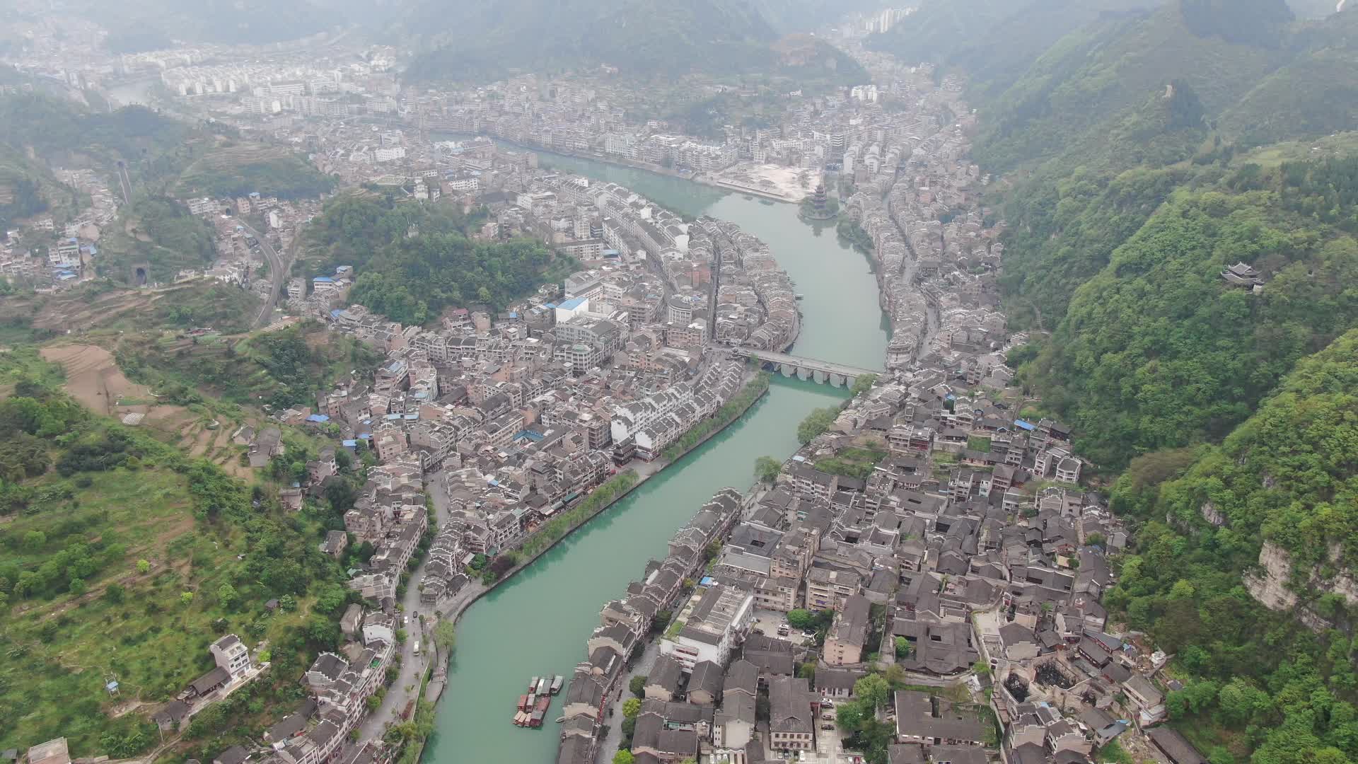 航拍贵州黔东南镇远古镇视频的预览图