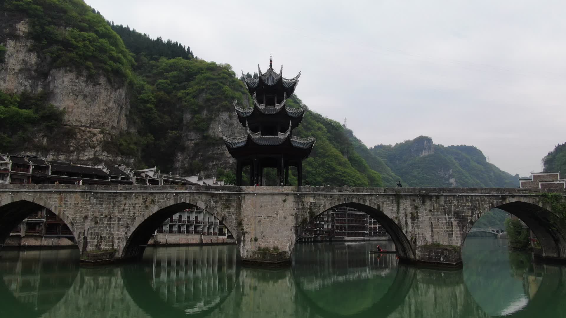 航拍贵州黔东南镇远古镇视频的预览图