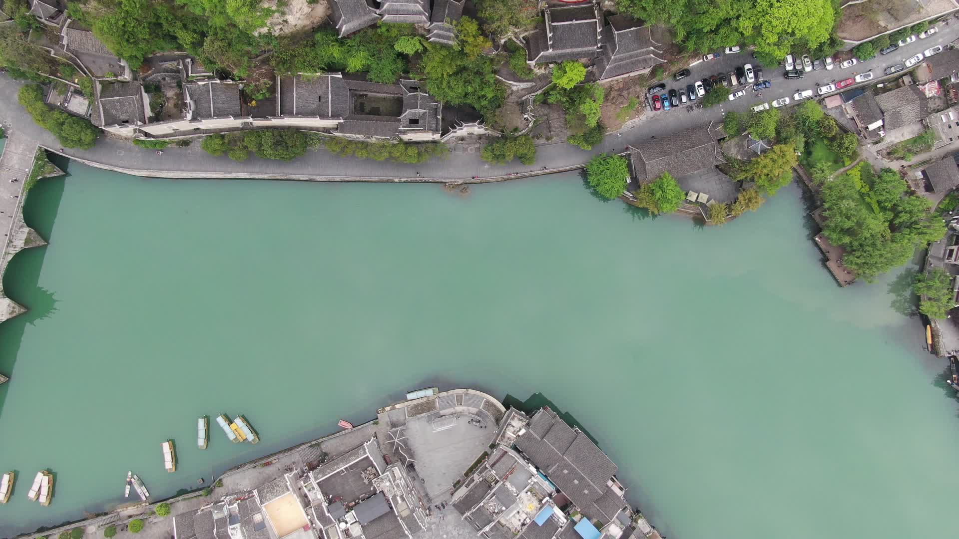 俯拍航拍贵州镇远古镇舞阳河视频的预览图