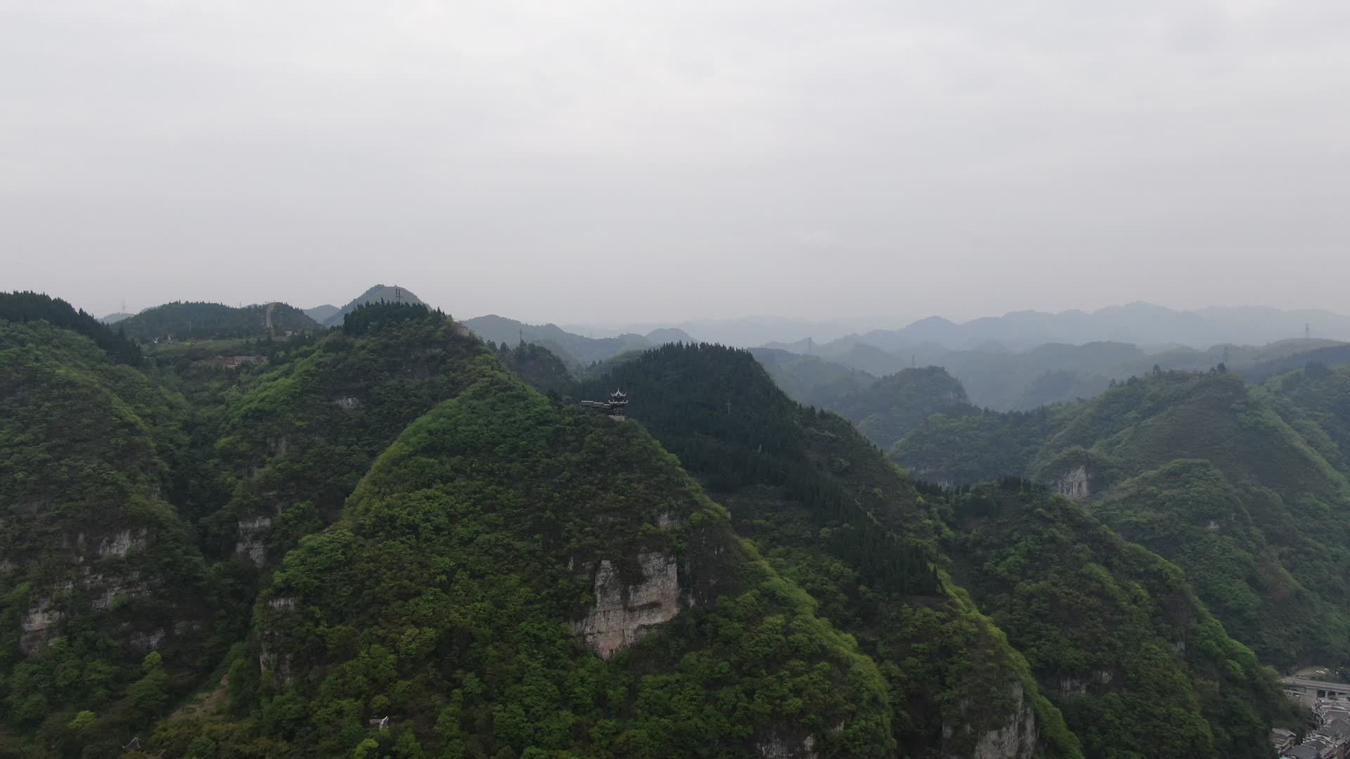航拍贵州镇远古镇5A景区石屏山视频的预览图
