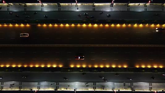 航拍广西桂林解放大桥夜景灯光视频的预览图