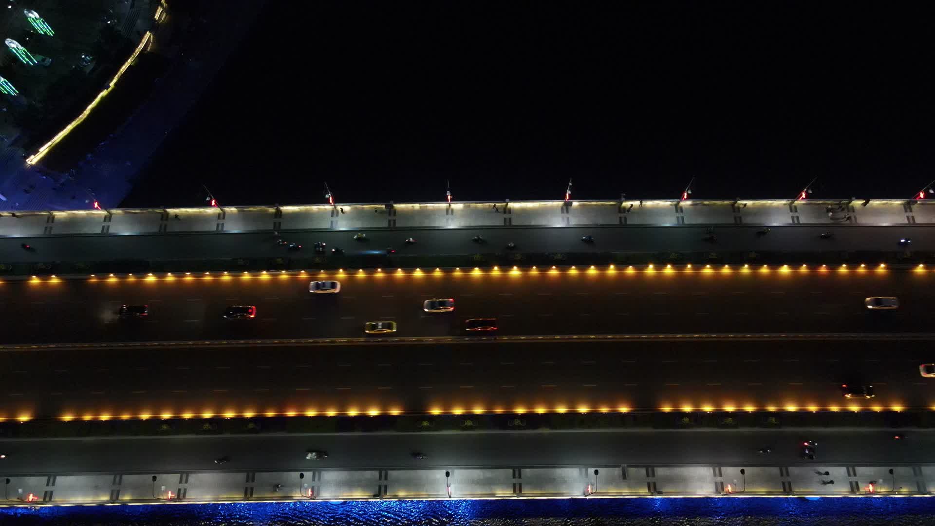 俯拍广西桂林解放大桥夜景灯光视频的预览图
