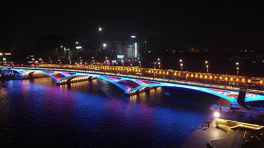 航拍广西桂林解放大桥夜景灯光视频的预览图