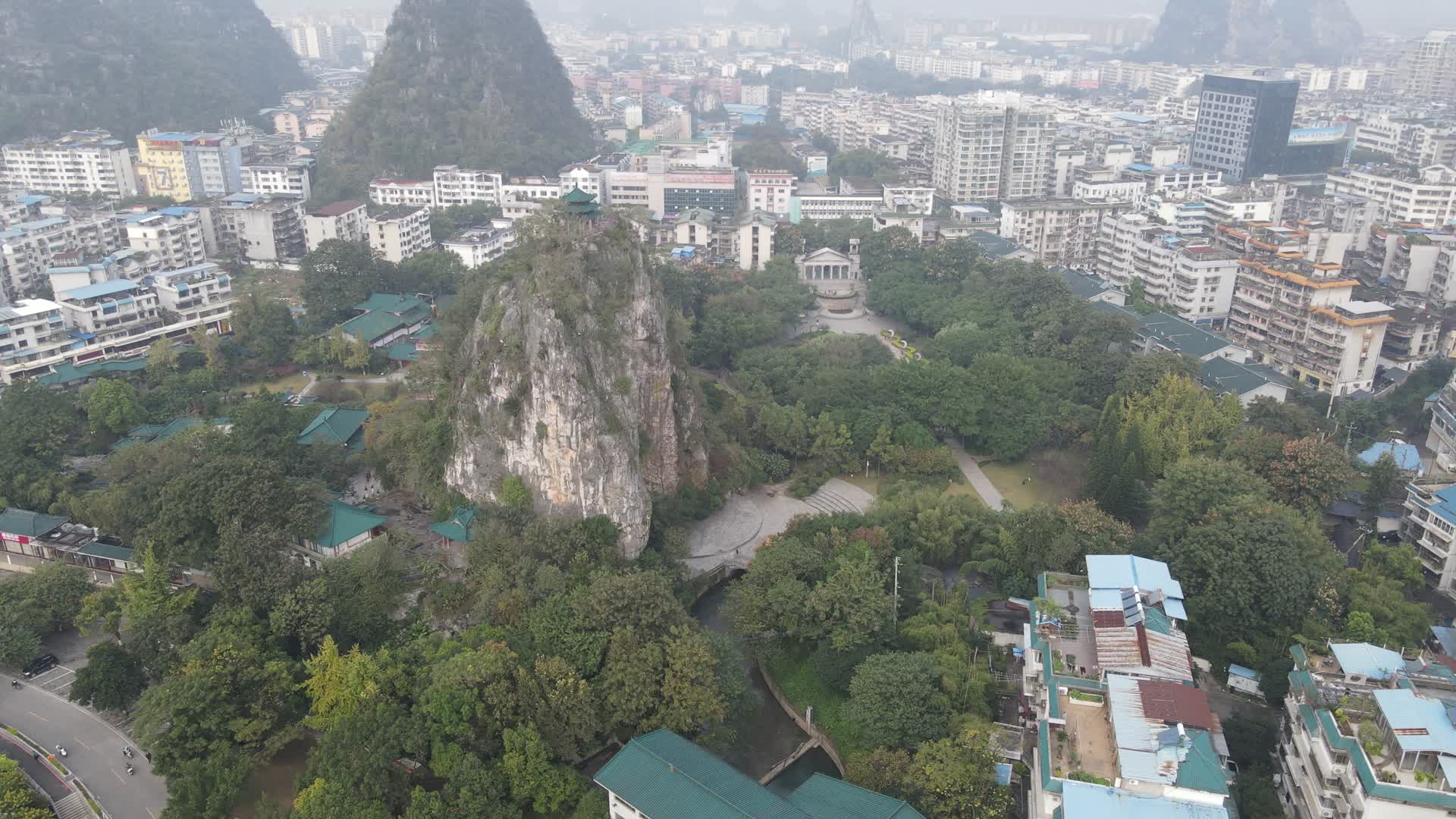 航拍广西桂林虞山公园视频的预览图