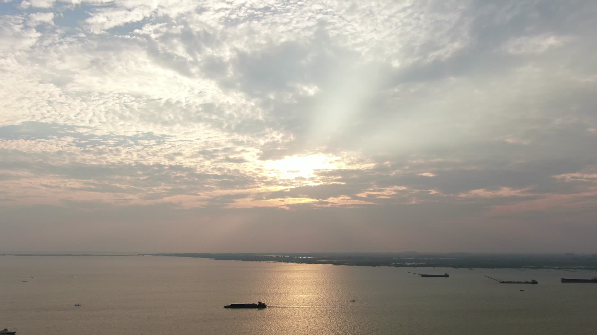 航拍长江洞庭湖日落晚霞夕阳西下视频的预览图