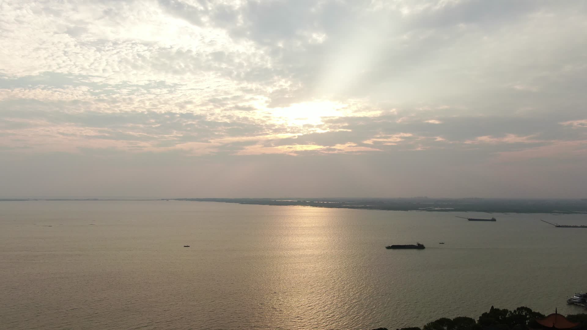 航拍长江洞庭湖日落晚霞夕阳西下视频的预览图