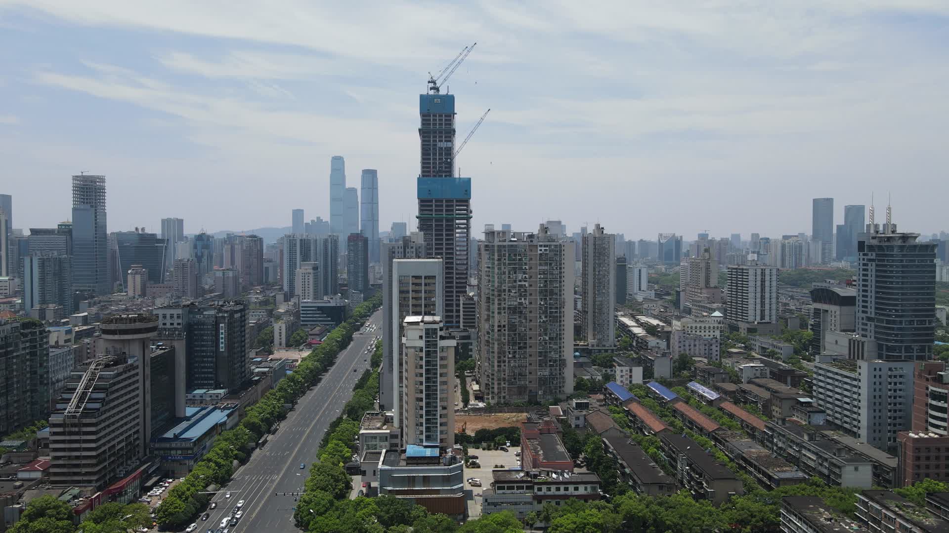 航拍湖南长沙城市高楼交通视频的预览图