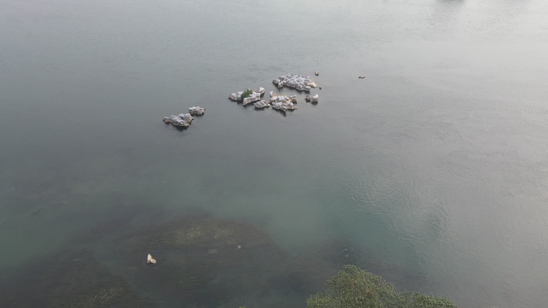 航拍广西桂林漓江风光视频的预览图