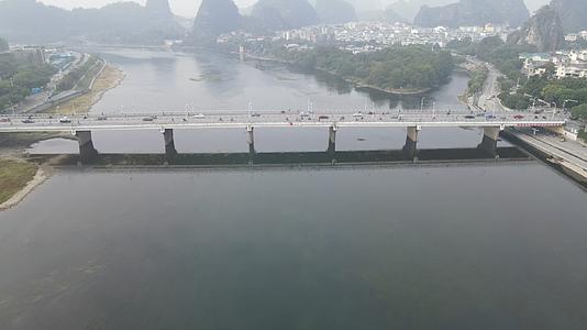 航拍广西桂林漓江大桥交通视频视频的预览图