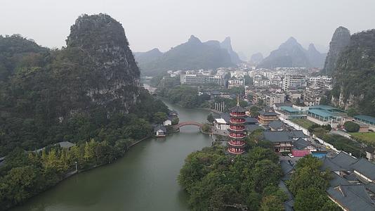 航拍广西桂林叠彩山5A景区木龙塔视频的预览图