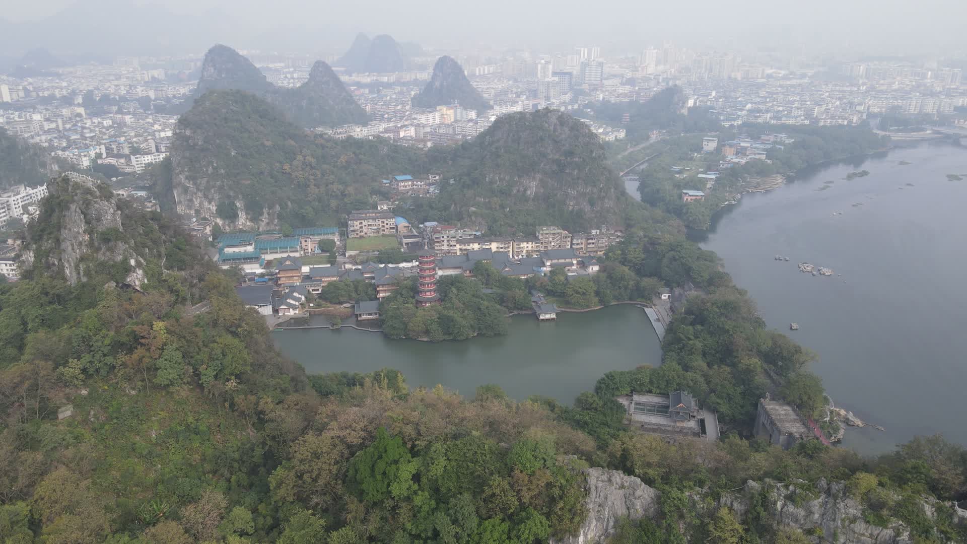 航拍广西桂林山水风光视频的预览图