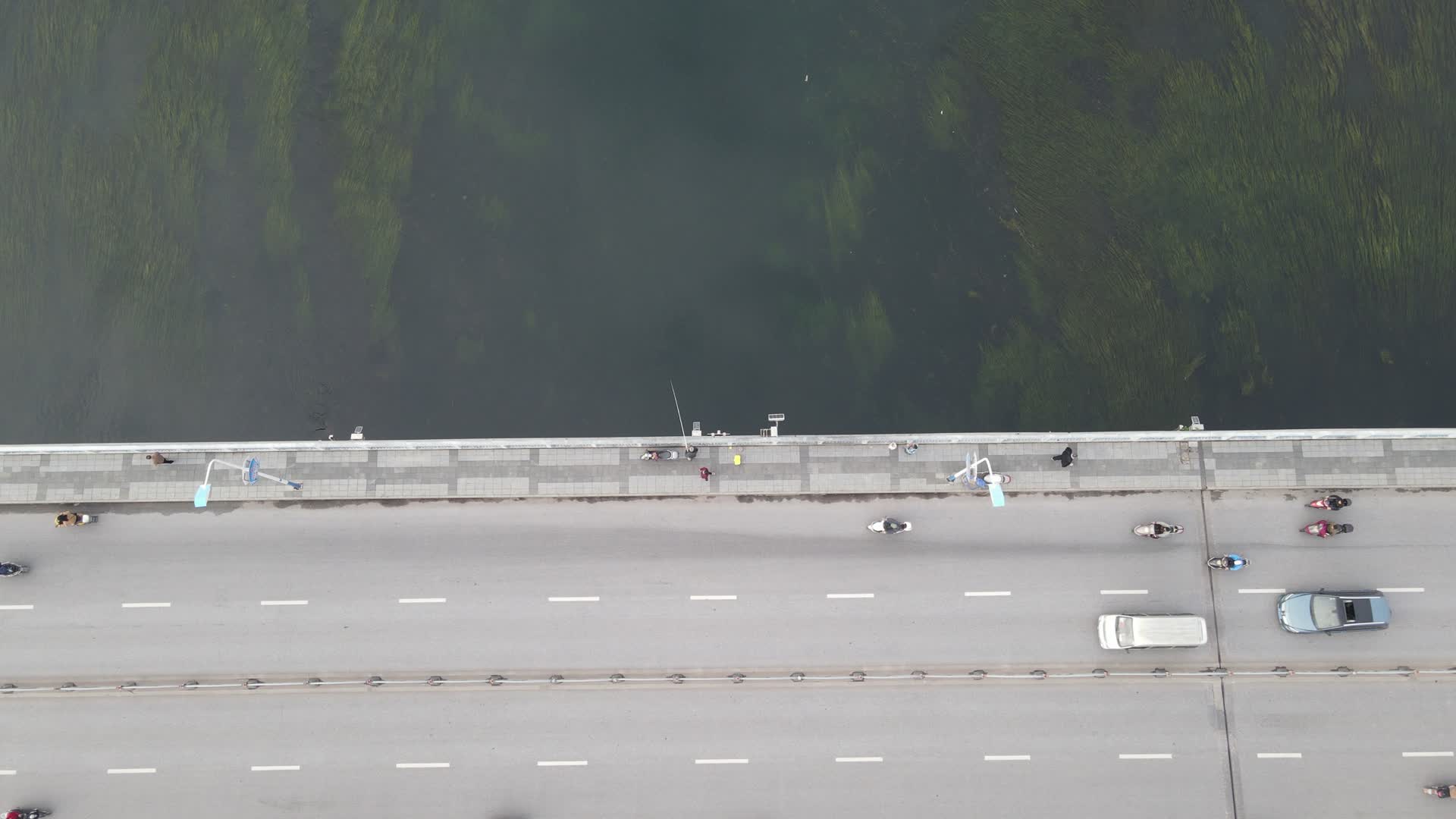 俯拍广西桂林漓江大桥交通视频视频的预览图