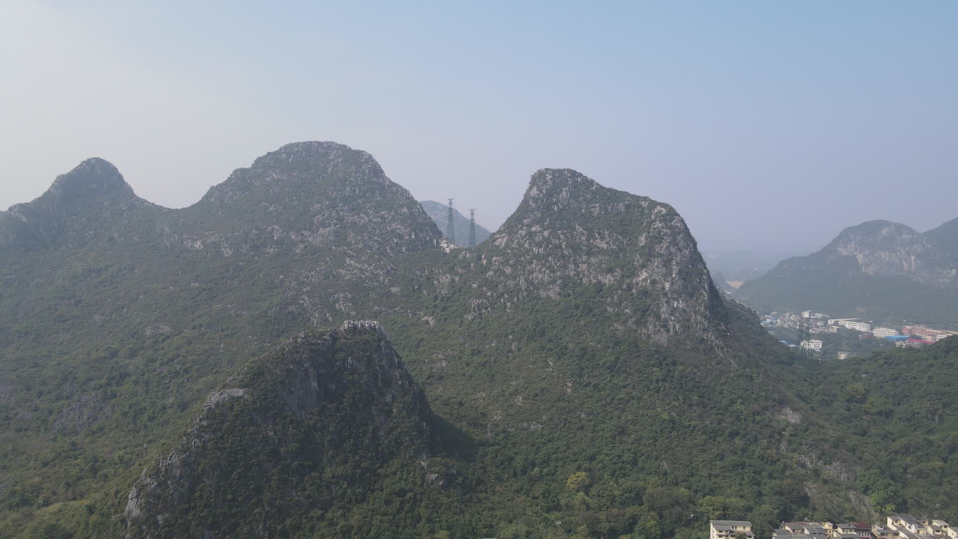 航拍广西桂林芦笛景区4A奇山视频的预览图