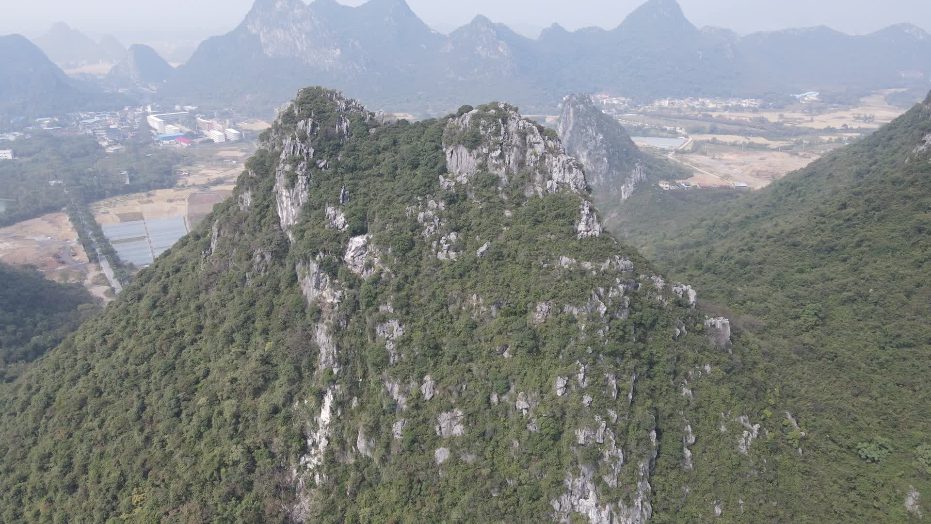 航拍广西桂林付笛4A景区雷劈山视频的预览图