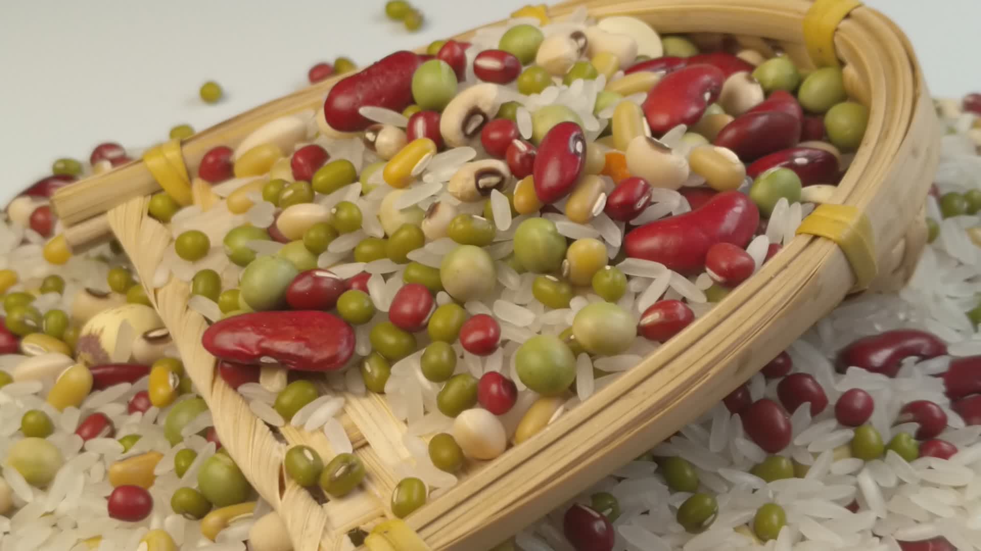 五谷杂粮综合美食八宝粥4K健康食物视频的预览图