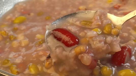 五谷杂粮综合美食八宝粥4K健康食物视频的预览图