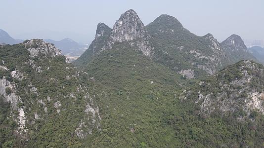 航拍广西桂林奇峰山石自然风光视频的预览图