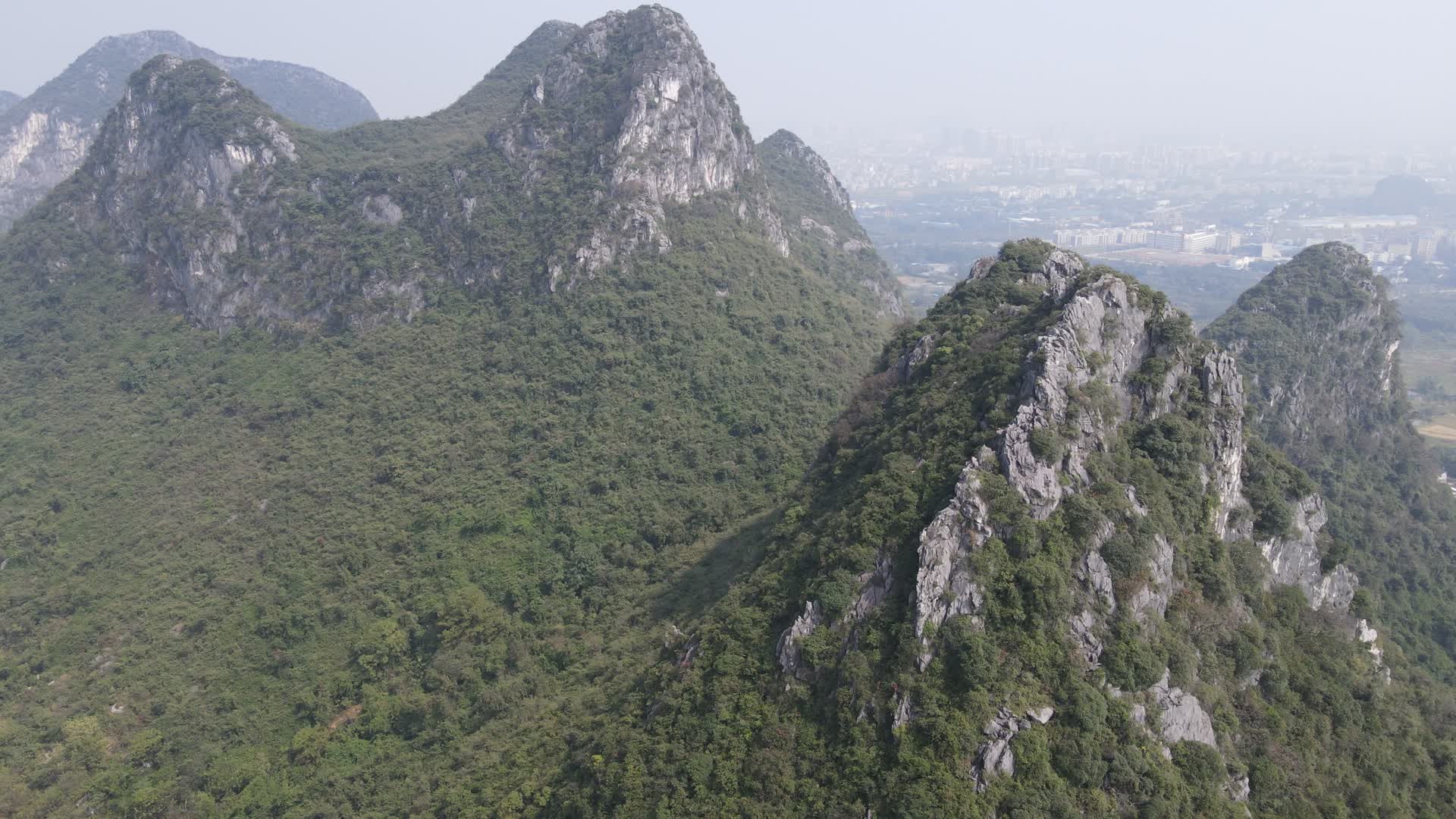 航拍广西桂林奇峰山石自然风光视频的预览图