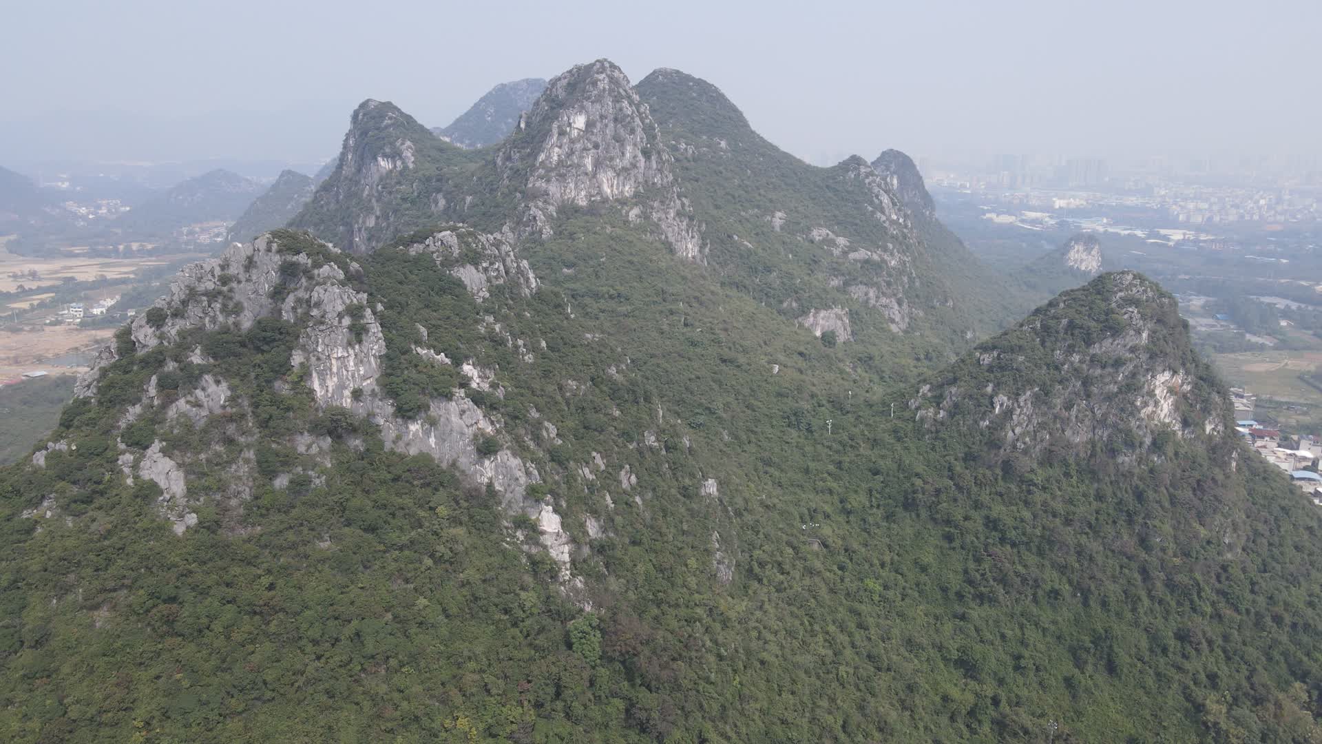航拍广西桂林芦笛4A景区雷劈山视频的预览图