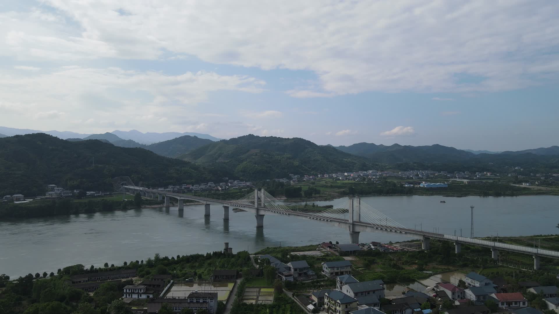 航拍沪昆高铁湖南沅江大桥视频的预览图