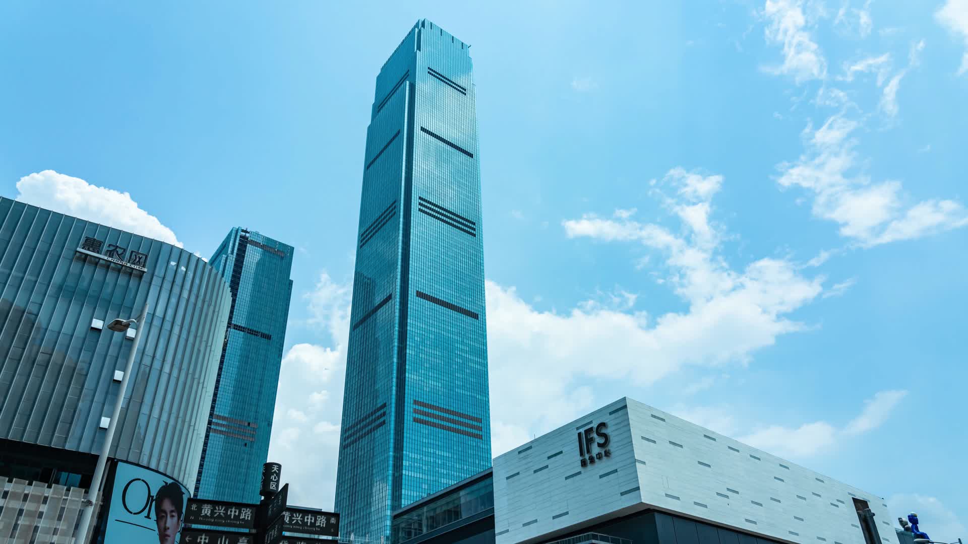 8K湖南长沙IFS国金中心全景屹立云端延时视频的预览图