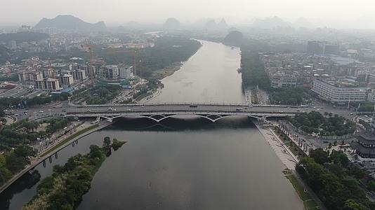 航拍广西桂林漓江大桥交通视频的预览图